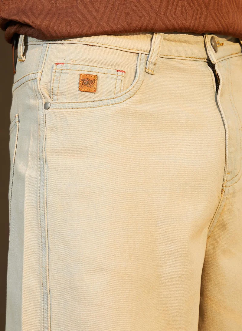 Campus Sutra  Men's Light Blue Light-Wash Carrot-Fit Denim Jeans For Casual Wear | Mid-Rise | Regular Fit | Button Closure | Denim Jeans Crafted With Comfort Fit For Everyday Wear for Men | Best Price UAE